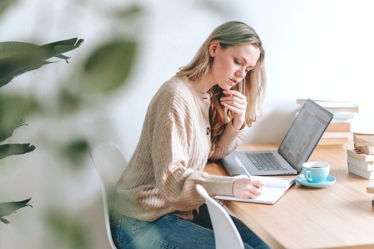 Time Management Hacks for Working Moms: Mastering the Work-Life Juggle